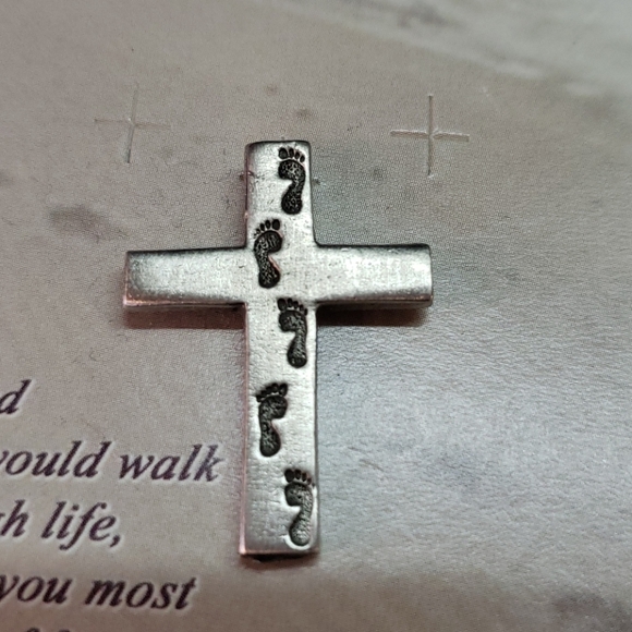 New Footprints cross pin - Picture 2 of 3